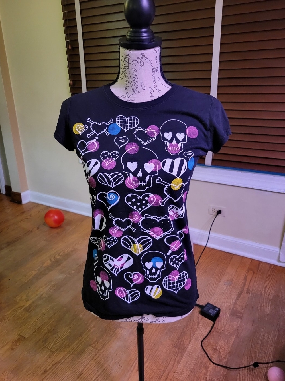Rue21 Y2K Black Short-Sleeve Graphic Skull & Hearts Tee Size S